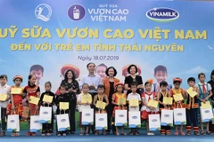 Trong suốt chặng đường 12 năm, Quỹ sữa Vươn Cao Việt Nam và Vinamilk đã trao tặng hơn 35 triệu ly sữa cho trẻ em khó khăn trên khắp Việt Nam. (Ảnh: CTV)