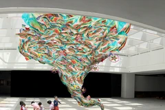 Tác phẩm “Lốc xoáy” cao tới 4,5m được ráp nối từ hàng trăm vật liệu nhựa đã qua sử dụng