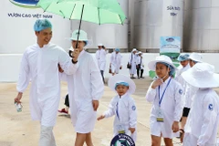 Cả 4 thành viên gia đình diễn viên Mạnh Trường và các khách mời sữa học đường nhí hào hứng “check-in”siêu nhà máy sữa Vinamilk tại Bình Dương.