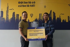 Đại diện BE GROUP chúc mừng đối tác hoàn thành chuyến xe thứ 1 triệu