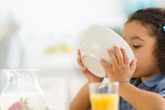 Việc cung cấp đầy đủ dưỡng chất cho trẻ trong thời điểm vàng là điều thiết yếu giúp ngăn ngừa tình trạng thấp còi. (Ảnh minh họa)