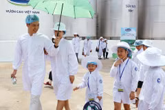 Cả 4 thành viên gia đình diễn viên Mạnh Trường và các khách mời sữa học đường nhí hào hứng “check-in”siêu nhà máy sữa Vinamilk tại Bình Dương.
