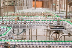 Siêu nhà máy 20 ha được vận hành bởi các thiết bị công nghệ tự động hàng đầu thế giới, đảm bảo sữa thành phẩm luôn hợp vệ sinh và sạch sẽ tuyệt đối. (Ảnh: CTV)