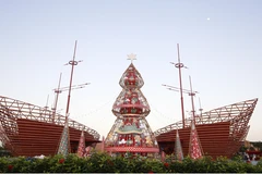 Cây thông Đèn lồng rực rỡ giữa Quảng trường cổng Vinpearl Land Nam Hội An, mang đến không khí đón mừng năm mới đặc sắc bậc nhất 