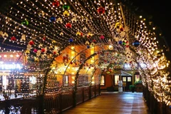 Rảo bước trên cây cầu giao thoa được lấp đầy bằng màu sắc, ánh sáng xa xa là “phông nền” của Hội An thu nhỏ. (Ảnh: CTV)