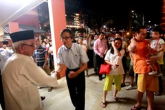 Thấy gì qua việc Thủ tướng Singapore "chat" Facebook với dân?