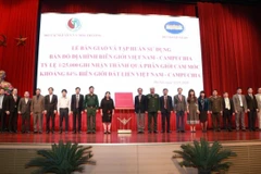 Trao Bản đồ địa hình biên giới Việt Nam-Campuchia tỷ lệ 1/25.000 cho đại diện lãnh đạo các bộ, ngành. (Ảnh: Văn Điệp/TTXVN)