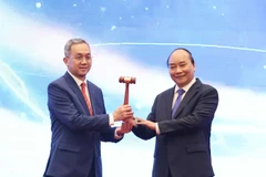 Thủ tướng Nguyễn Xuân Phúc trao chiếc búa gỗ cho Đại sứ Brunei tại Việt Nam - nước giữ vai trò Chủ tịch ASEAN 2021. 