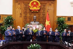 Thủ tướng Nguyễn Xuân Phúc với cựu Phó Thủ tướng CHLB Đức Phillip Rosler và các thành viên trong đoàn. (Ảnh: Thống Nhất/TTXVN)