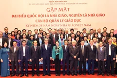 Chủ tịch Quốc hội Nguyễn Thị Kim Ngân với các Đại biểu tại buổi gặp mặt. (Ảnh: Trọng Đức/TTXVN)