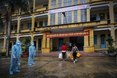 Các công dân vào khu cách ly tập trung. (Ảnh minh họa: Trọng Đạt/TTXVN)