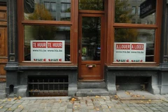 Một quán bar đóng cửa khi lệnh phong tỏa do dịch COVID-19 được ban hành ở Brussels, Bỉ ngày 30/10/2020. (Ảnh: THX/TTXVN)