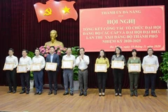 Bí thư Thành ủy Đà Nẵng Nguyễn Văn Quảng trao Bằng khen cho các cá nhân, tập thể có thành tích xuất sắc trong công tác chuẩn bị tổ chức Đại hội lần thứ XXII Đảng bộ thành phố Đà Nẵng. (Ảnh: Quốc Dũng/TTXVN)