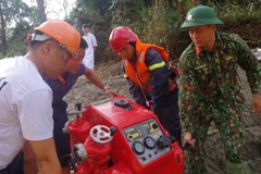 Máy hút nước công suất lớn được đưa vào hiện trường để phục vụ công tác tìm kiếm. (Ảnh: TTXVN phát)