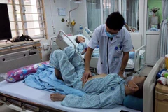 Bác sĩ Kiên thăm khám cho bệnh nhân ngộ độc chất cấm do dùng thuốc nam.(Ảnh: Văn Phong).