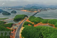 Tuyến cao tốc Hạ Long-Vân Đồn (Quảng Ninh) với tổng chiều dài gần 60km. (Ảnh: TTXVN phát)