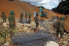 Vận chuyển rọ đá để thực hiện nhiệm vụ nắn dòng suối Rào Trăng. (Ảnh: TTXVN phát)