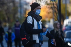 Người dân đeo khẩu trang phòng dịch COVID-19 tại Moskva, Nga ngày 28/10/2020. (Ảnh: THX/TTXVN)