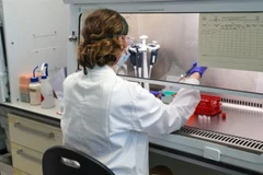 Nghiên cứu viên thử nghiệm vắcxin phòng COVID-19 do Đại học Oxford phát triển tại bệnh viện Churchill ở Oxford, Anh. (Ảnh: PA/TTXVN)