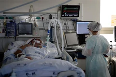 Nhân viên y tế điều trị cho bệnh nhân mắc COVID-19 tại một bệnh viện ở Lisbon, Bồ Đào Nha ngày 20/11/2020. (Ảnh: THX/TTXVN)