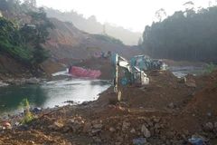 Phương tiện nắn dòng chảy để phục vụ công tác tìm kiếm dưới lòng suối Rào Trăng. (Ảnh: TTXVN phát)