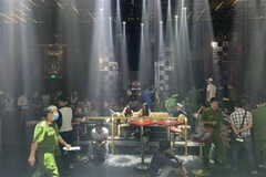 Lực lượng công an kiểm tra hành chính quán Bar Six T Club. (Ảnh: TTXVN phát)