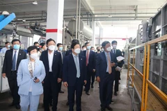 Đoàn Đại biểu cấp cao Quốc hội Hàn Quốc tham quan xưởng sản xuất của Công ty Samil Vina. (Ảnh: Công Phong/TTXVN)