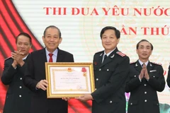 Phó Thủ tướng Thường trực Trương Hòa Bình trao Huân chương Lao động hạng Nhất của Chủ tịch nước cho ngành Thanh tra Việt Nam. (Ảnh: Văn Điệp/TTXVN)
