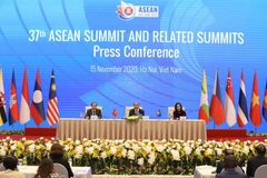 Thủ tướng Nguyễn Xuân Phúc, Chủ tịch ASEAN 2020 chủ trì buổi họp báo. (Ảnh: Văn Điệp/TTXVN)