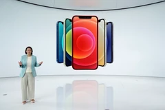 Mẫu iPhone 12 mới được Phó Chủ tịch phụ trách marketing của Apple, bà Kaiann Drance giới thiệu tại Cupertino, bang California (Mỹ) ngày 13/10/2020. (Ảnh: AFP/TTXVN)