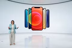 Mẫu iPhone 12 mới được Phó Chủ tịch phụ trách marketing của Apple, bà Kaiann Drance giới thiệu tại Cupertino, bang California (Mỹ) ngày 13/10/2020. (Ảnh: AFP/TTXVN)