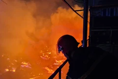 Hiện trường vụ cháy dữ dội tại công ty đồ gỗ trên địa bàn phường Thuận An, TP. Thuận An, tỉnh Bình Dương. (Ảnh: Văn Hướng/TTXVN)