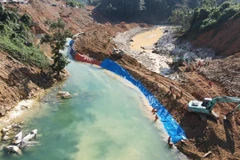 Phương tiện nắn dòng chảy để phục vụ công tác tìm kiếm dưới lòng suối Rào Trăng. (Ảnh: TTXVN phát)