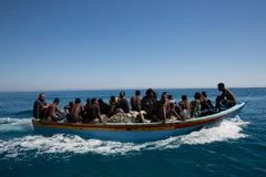 Tàu của Lực lượng bảo vệ bờ biển Lybia chở những ngườ di cư sau khi họ được cứu tại khu vực ngoài khơi bờ biển Libya. (Nguồn: AFP/TTXVN)