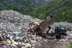 Bãi rác tại huyện Nga Sơn gây ô nhiêm môi trường nghiêm trọng. (Ảnh: Trịnh Duy Hưng/TTXVN)