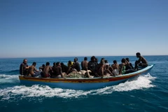 Tàu của Lực lượng bảo vệ bờ biển Lybia chở những ngườ di cư sau khi họ được cứu tại khu vực ngoài khơi bờ biển Libya. (Nguồn: AFP/TTXVN)