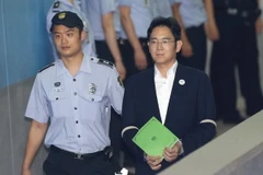 Ông Lee Jae-Yong đến phiên xét xử tại Tòa án Trung tâm quận Seoul ngày 7/8. (Nguồn: EPA/TTXVN)
