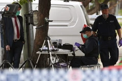 Cảnh sát Australia thu thập chứng cứ trong cuộc truy quét nghi can khủng bố tại Lakemba, ngoại ô Sydney. (Nguồn: AFP/TTXVN)