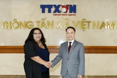 Tổng Giám đốc ​TTXVN đón và hội đàm với Tổng Giám đốc Montsame Ganchimeg Badamdorj. (Ảnh: Văn Điệp/TTXVN)