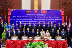 Các đại biểu tham dự Hội nghị chụp ảnh lưu niệm chung. (Ảnh: Phạm Kiên/Vietnam+)