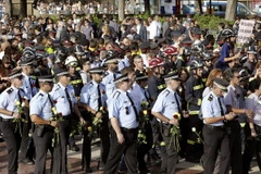 Lực lượng Bảo vệ đô thị và lính cứu hỏa vùng Catanonia tham gia tuần hành chống chủ nghĩa khủng bố ở Barcelona. (Nguồn: EPA/TTXVN)