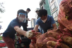 Từng bao củ cải được chất lên thùng xe. (Ảnh: Minh Anh/Vietnam+)