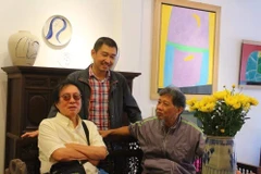 Nhà văn Nguyễn Huy Thiệp ra đi sau một năm chống chọi với tai biến. Ảnh từ trái qua phải: Đạo diễn Đặng Nhật Minh, hoạ sỹ Lê Thiết Cương và nhà văn Nguyễn Huy Thiệp. (Ảnh: Hai An/Vietnam+)