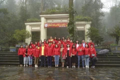 VietnamPlus chụp ảnh kỷ niệm tại núi Tản Viên, Ba Vì. (Ảnh: Minh Sơn/Vietnam+)