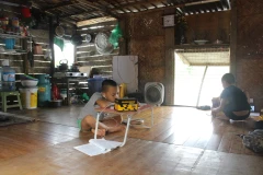 Nhà phao trên sông Hồng của hai anh em Tùng Linh (trái), Hiếu Nghĩa. (Ảnh: Minh Anh/Vietnam+)