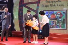 Em Đỗ Minh Ngọc nhận giải đặc biệt nhờ bức tranh ''Đi chợ giúp dân.'' (Ảnh: BTC)