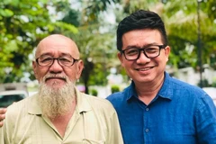 Diễn viên lồng tiếng Văn Ngà (trái) và thế hệ đàn em, diễn viên lồng tiếng Đạt Phi. (Ảnh: Facebook Dat Phi Nguyen) 