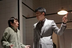 Lưu Đức Hoa (bên phải) vào vai thám tử mù. (Ảnh: Galaxy)