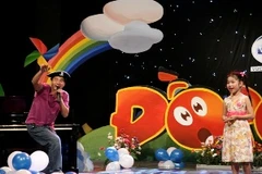 Nghệ sĩ Xuân Bắc ngẫu hứng trên sân khấu Đồ Rê Mí 2011 (Ảnh: Ban tổ chức)