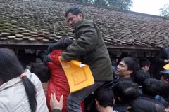 Giẫm đạp lên nhau ở Lễ hội Đền Trần 2013 vừa qua. (Ảnh: Quốc Khánh/TTXVN)